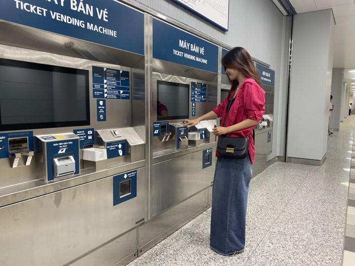 Mua vé để đi tàu Metro số 1