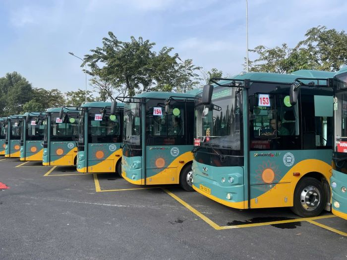 Các xe buýt điện kết nối với tuyến Metro số 1 